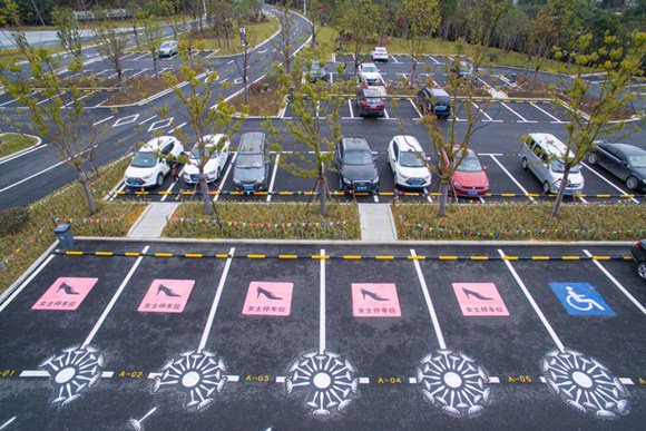 Plazas-aparcamiento-solo-mujeres