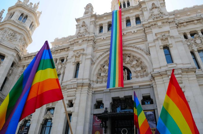 Manuela-carmena-ayuntamiento-bandera-lgtb